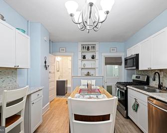 Sleeps 10, 5 BR 2BA, 5 beds 1King + 4Queen, perfect for long stays - Wilmington - Cuisine