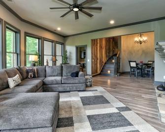 Swimming Pool, Steamy Hot Tub, Home Theater, Sunroom, Game Room & Community Extras - Red Fox Manor - Dawsonville - Wohnzimmer