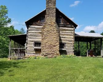 Pre-civil War RUSTIC cabin on 30 acres ten minutes from the Blue Ridge Parkway. - Ferrum - Building