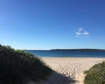 Shellharbour Beach Cottage - Stroll To Beach Flags - Back Gate Straight To Beach, Front Gate Walk To New Marina - Shellharbour - Playa
