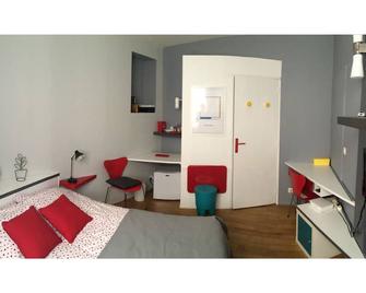 Bordeaux center independent guest house -not an apartment- - Bordeaux - Bedroom