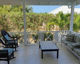 Luxury Villa-Sleeps 6-Private Pool - Jolly Harbour - Parveke