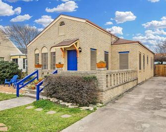 Endless Summer - Galveston - Building