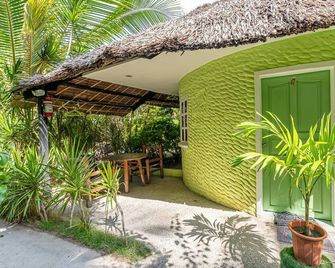 Victory Seaside Home - Bantayan - Innenhof
