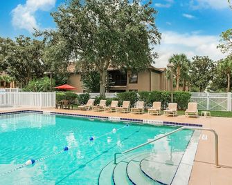Alhambra Villas - Poinciana - Piscina