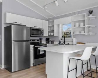 Updated Full Duplex - Perfect Large Fam Vacay Spot - Atlantic Beach - Kitchen