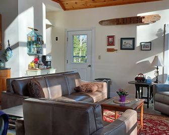Light and Bright Lubec Retreat. Feast on locally caught lobster and clams! - Lubec - Sala de estar