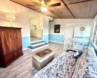 Cabin by the Sea - Waterfront Direct Gulf Access- Pontoon Boat Rental On Site or Bring Your Boat- Paddlecraft, Bikes and Game Room - Hernando Beach - Living room