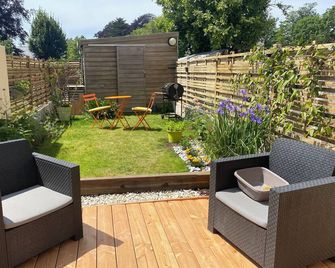Town house with sunny terrace, wood-burning stove, two minutes from the basilica! - Sainte-Anne-d'Auray - Patio