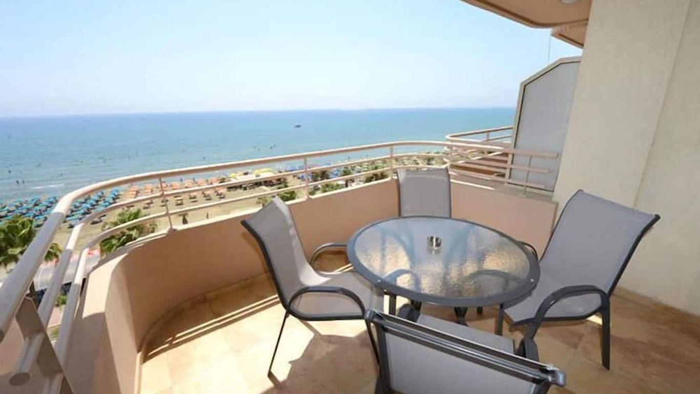 Les Palmiers Beach Hotel