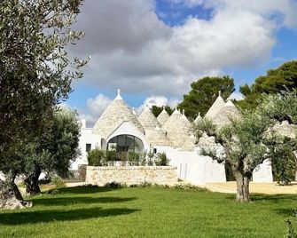 Trulli Damari - Locorotondo - Vista esterna