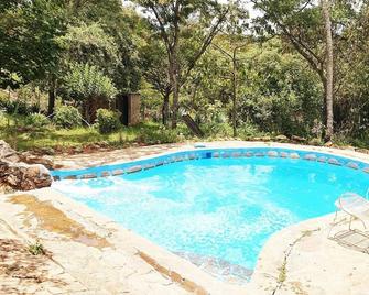 Remarkable 3-Bed Cottage in Nyanga - Juliasdale - Piscina