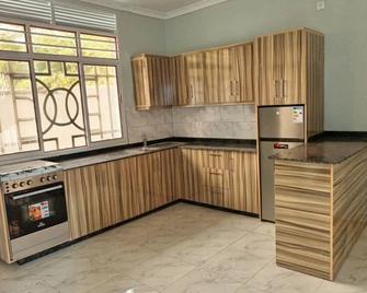 Zeimet Apartments 10 min walk from town center and beach - Bujumbura - Kitchen