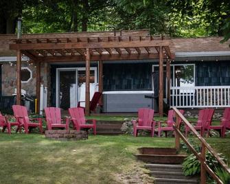 Lakehouse, Hot Tub & Pontoon, King Bed - Big Rapids - Binnenhof