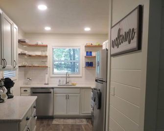 Lakefront Retreat! Brescape To Lake Hartwell In This Lakeside Cottage! - Lavonia - Kitchen