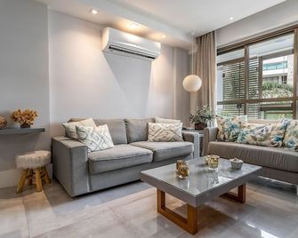 Lindo quarto e sala no coração de Itaipava - Itaipava - Living room