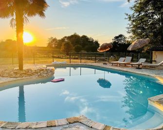 Cozy cottage with large pool amidst the vineyards - Teuillac - Piscina