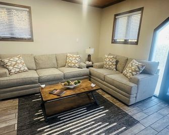 Escape to Tranquility!- Modern Farmhouse Retreat with Peaceful Pond Setting - Michigan City - Wohnzimmer