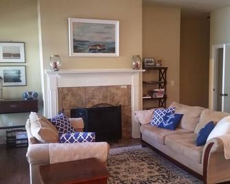 A Shore Thing A Gorgeous Lakefront Home Steps Away From Beaver Lake - Garfield - Sala de estar