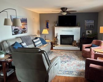 Large Saratoga Lake House, close to all amenities , privacy of lake living. - Ballston Spa - Living room