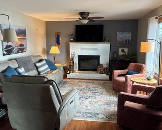Large Saratoga Lake House, close to all amenities , privacy of lake living. - Ballston Spa - Living room