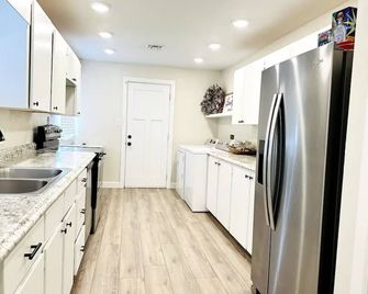 Clean, Cute, and Comfortable - Safford - Keuken