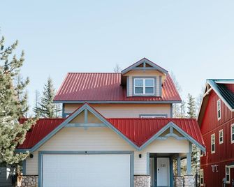 Private hot tub & fireplace, Steps to lift & bike trails, short drive to golf. - Kimberley - Gebäude