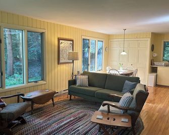 Cozy cottage in woods, 5-min walk to ocean & town of SWH - Southwest Harbor - Living room