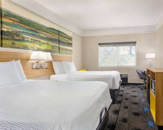 Days Inn by Wyndham Kansas City International Airport - Kansas City - Bedroom