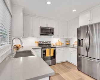 Home 4 miles to Downtown & 9 miles to Airport - Sacramento - Cocina