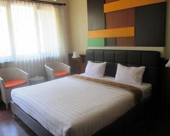 Rollaas Hotel And Resort - Malang - Habitación