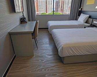 7 Days Hotel Xinyang Mall North Passenger Terminal - Lu’an - Bedroom