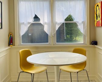 Red Door Tudor in Historic Newport Glen/ Mill Creek Park - Youngstown - Jadalnia