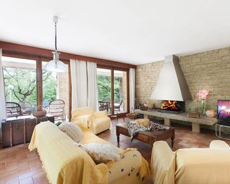 Rural cottage for friends and family surrounded by forest in Osona - Sant Julià de Vilatorta - Wohnzimmer