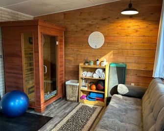 Little Wooded Retreat with breakfast and spa! - Pine City - Living room