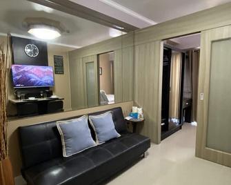 1 Br Fully Furnished Condo Across Moa With Pool And Parking - Shore Bldg B, 1246 - Pasay - Living room