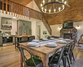 Newly renovated house in Lake Harmony w/ Hot Tub, Gameroom & Summer Beach Access - Lake Harmony - Dining room