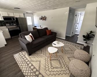 Urban Retreat: Cozy House in The Heart of Zephyrhills - Zephyrhills - Obývací pokoj