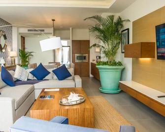 Gated Community with gardens, beach. Your own pool. Healyh Club on -site. - La Cruz de Huanacaxtle - Sala de estar