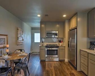 Cozy Home Blocks to Georgetown Square & SU! - Georgetown - Kitchen