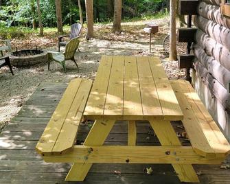 Quiet and Cozy Cabin in the woods! - Mauckport - Patio