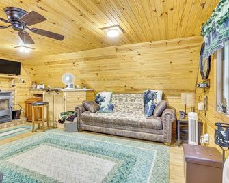 Carrollton Cabin w/ Patio & Fire Pit! - Carrollton - Sala de estar