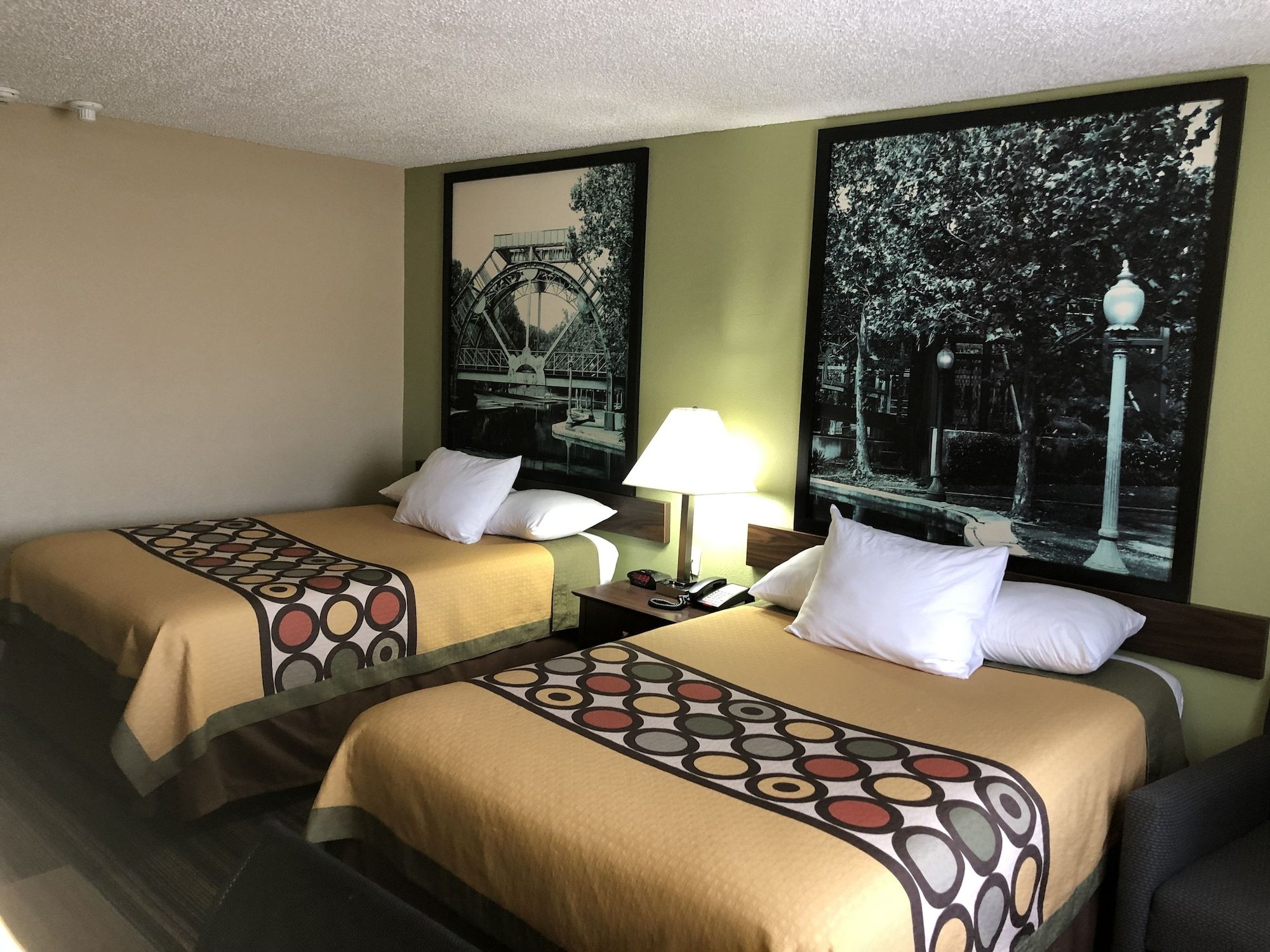 Super 8 by Wyndham Natchitoches - Natchitoches - Soverom