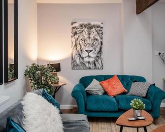 Apartment 2 Broadhurst Court sleeps 6, minutes from town centre & trains - Stockport - Living room