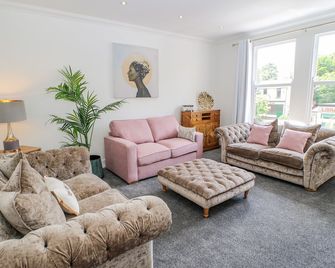 23a High Street - Mansfield - Living room
