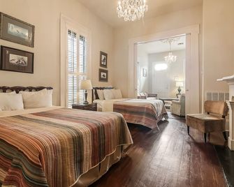 Prime Location just steps from the French Quarter & 3 Blocks to Bourbon St, - New Orleans - Bedroom