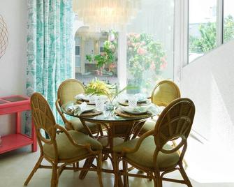 Bright and Colorful 1 Bedroom Condo, Short Walk To Beautiful Seven Mile Beach - George Town - Comedor
