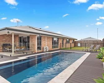 'The Pool House' Spacious Family Stay at Hervey Bay - Urraween - Pool