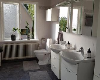 Lovely Spacious Apartment centerally - Sandviken - Badkamer