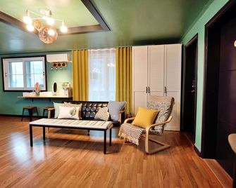The One Hostel Hongdae in Seoul - Foreigner Only - Seoul - Living room